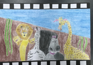 Kadr z filmu animowanego :”Pingwiny z Madagaskaru”. Grupa zwierząt na tle oceanu. Z prawej strony żyrafa, z lewej strony lew, w środku zebra i hipopotam. Rysunek wykonany kredkami ołówkowymi i pastelami olejnymi.